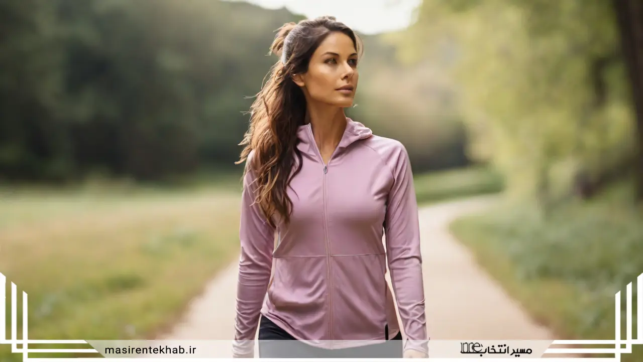 زنی که برای تمرین پیاده روی در طبیعت می رود و لباس فعال می پوشد
