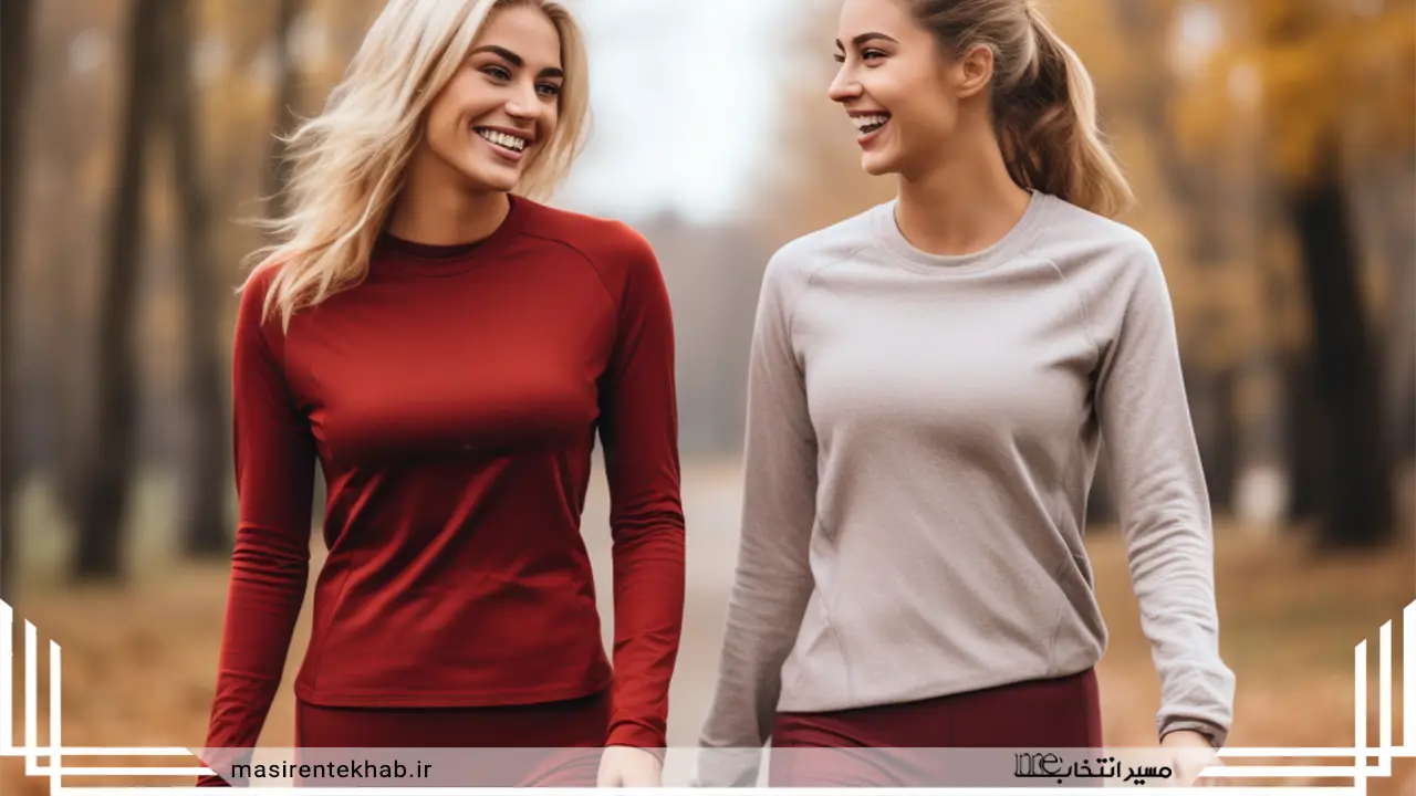 دو زن در حال پیاده روی قدرتی در فضای باز در لباس فعال