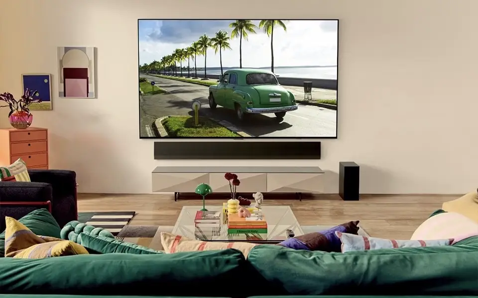 یک تلویزیون OLED بزرگ ال‌جی که کاملاً در اتاق نشیمن جای می‌گیرد